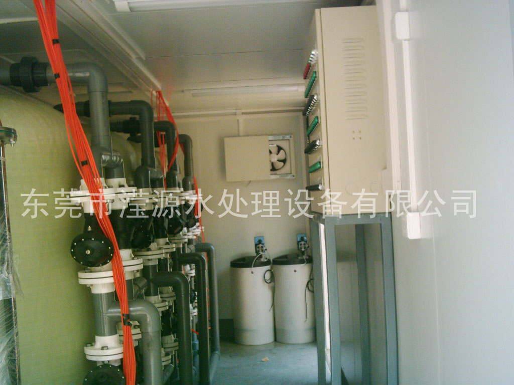/></p><p>“中國(guó)海監(jiān)3015”船1500噸級(jí)，2012年9月開(kāi)工建造，2014年1月在廣州交船，3月28日剛剛開(kāi)回天津?！爸袊?guó)海監(jiān)3015”船是我國(guó)首艘交付使用的省級(jí)較大噸位維權(quán)執(zhí)法專用船。</p><p>“中國(guó)海監(jiān)3015”船不但配備了通導(dǎo)、強(qiáng)聲強(qiáng)光、高壓水炮和光電取證直升機(jī)飛行甲板等優(yōu)秀設(shè)備，具有過(guò)硬的海洋環(huán)保執(zhí)法能力，而且本身在設(shè)計(jì)上就十分環(huán)保，從自身杜絕了海洋五大污染源之一的船舶污染。</p><p>    該船較大限度實(shí)現(xiàn)節(jié)能減排，同時(shí)設(shè)置了反滲透海水淡化裝置，每天能提供10噸生活淡水。工作生活污水、廢熱水和垃圾都能夠在船內(nèi)特定設(shè)備上進(jìn)行回收或循環(huán)利用，不會(huì)傾倒污染海水。</p><p>    中國(guó)海監(jiān)天津市總隊(duì)總隊(duì)長(zhǎng)吳樹(shù)軍介紹，“中國(guó)海監(jiān)3015”船的正式入列，極大提升本市海洋行政執(zhí)法能力，有效查處違法使用海域、損害海洋環(huán)境和資源、破壞海洋公共設(shè)施等行為。</p><p>    “中國(guó)海監(jiān)3015”船由中船重工第701研究所設(shè)計(jì)，2012年9月21日在中船黃埔文沖造船有限公司開(kāi)工建造。該船總長(zhǎng)88.9米，型寬12.2米，設(shè)計(jì)排水量1750噸，定員50人，續(xù)航力為5000海里，自持力為40晝夜，設(shè)計(jì)航速不小于20節(jié)，并配有直升機(jī)飛行甲板及艦面系統(tǒng)。該船的設(shè)計(jì)和建造綜合考慮了海上執(zhí)法取證、航行安全、海上救助和消防、生活居住等要素，布局合理、外形整體協(xié)調(diào)流暢、功能完備，配置了通導(dǎo)、強(qiáng)聲強(qiáng)光、高壓水炮、光電取證等優(yōu)秀設(shè)備，設(shè)置了直升機(jī)起降平臺(tái)及助降設(shè)備。該船在節(jié)能環(huán)保方面亮點(diǎn)頗多：船上設(shè)置<a href=http://www.yihder.net/products/>反滲透海水淡化裝置</a>，每天能提供10噸生活淡水。設(shè)置有兩臺(tái)處理能力3000L/天的<a href=http://www.yihder.net/chunshuishebei/>生活污水處理裝置</a>，工作生活污水能得到及時(shí)有效地處理。通過(guò)冷卻水廢熱供熱單元、多功能換熱單元和熱水/電輔雙熱源熱水爐實(shí)現(xiàn)廢熱水可循回利用。</p><p> </p></div>
						<div   id=